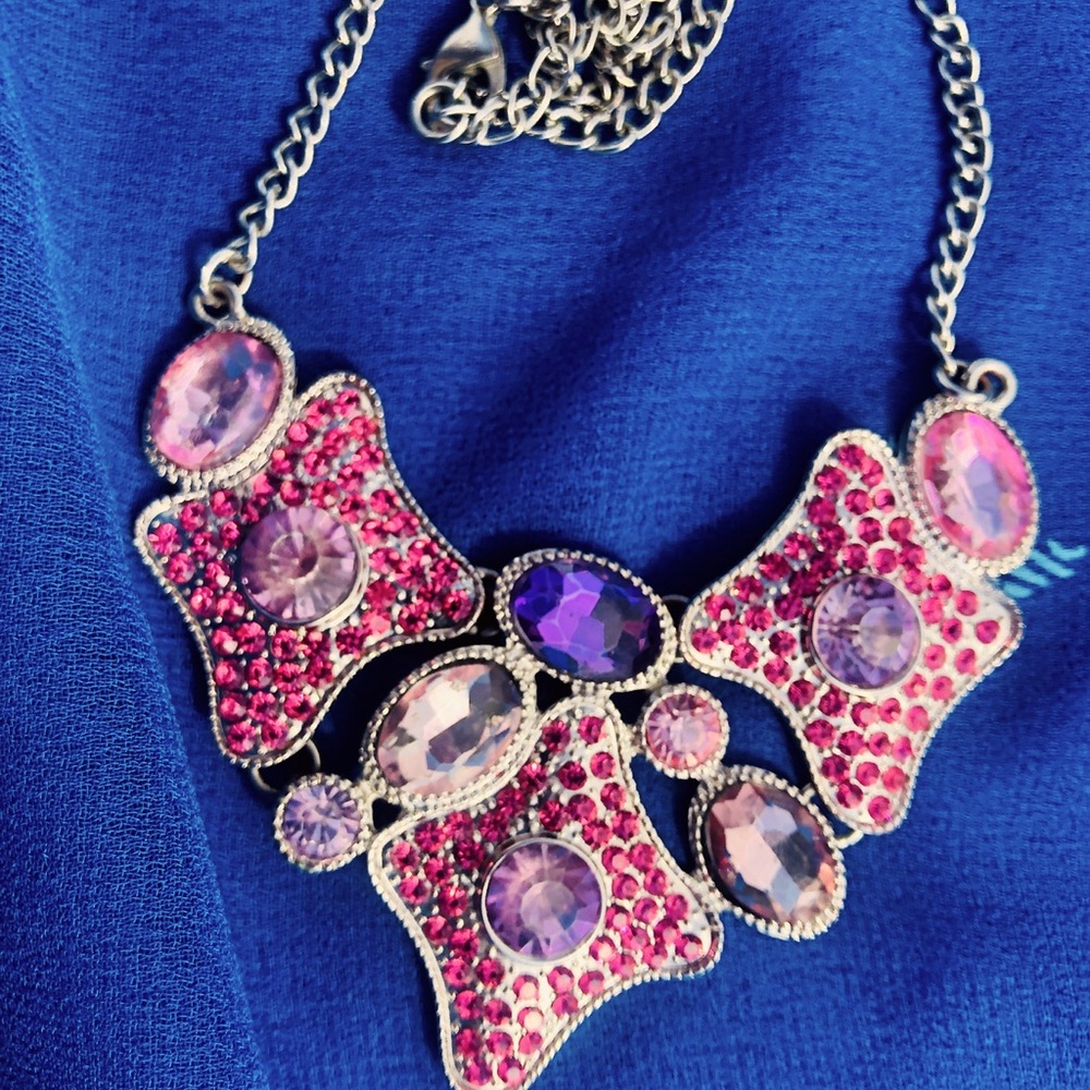 I Bought in the 90’s. Elegant soft lavender  Pink Necklace set has Earrings